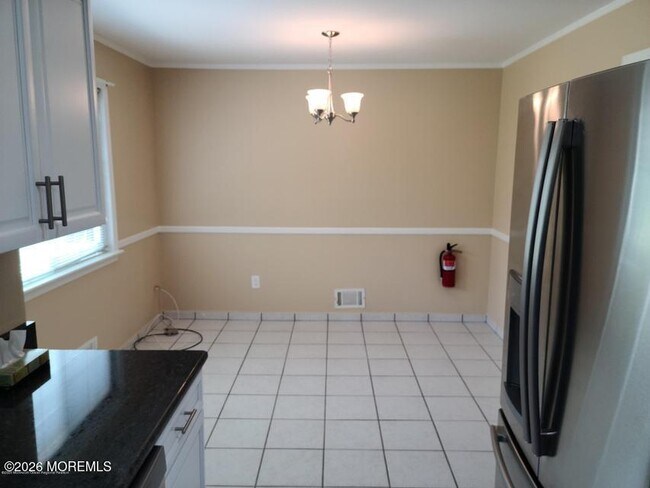 Building Photo - 215 Clubhouse Dr