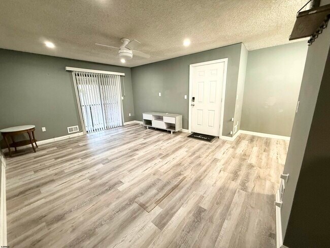 Building Photo - 12 Colonial Ct