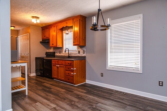 Building Photo - New Listing!