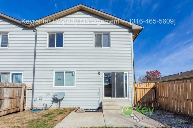 Building Photo - Beautiful 3 Bed 2.5 Bath townhome with easy commute anywhere in town!