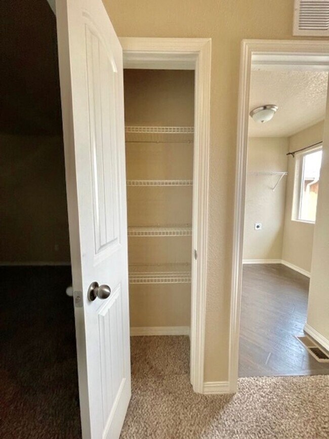 Building Photo - 2 Story Home with 3 Bed, 2.5 Bath, 2 Car G...