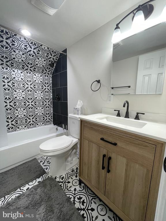 Building Photo - 420 Woodford St