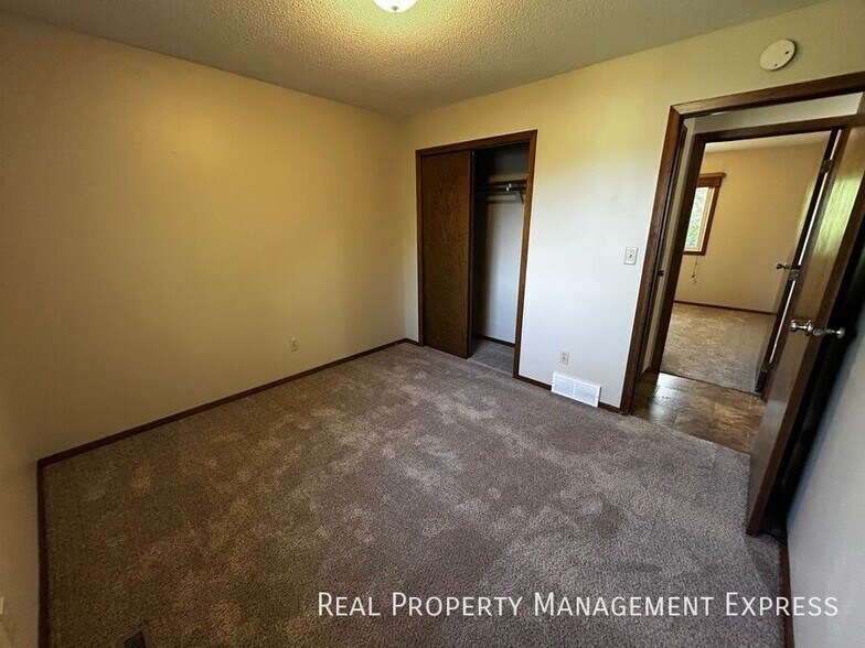 Building Photo - 3 Bedroom 2 Bathroom Home with a Fireplace...