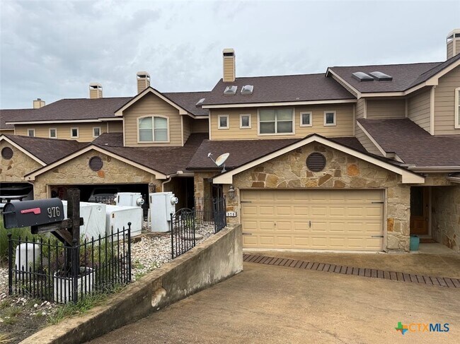 Building Photo - 976 Parkview Dr