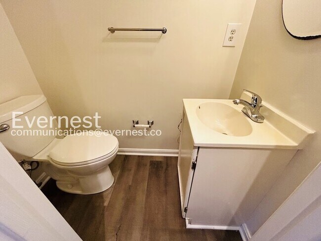 Building Photo - 3 Bed/2.5 Bath Townhome with Fenced Yard / Available Soon!