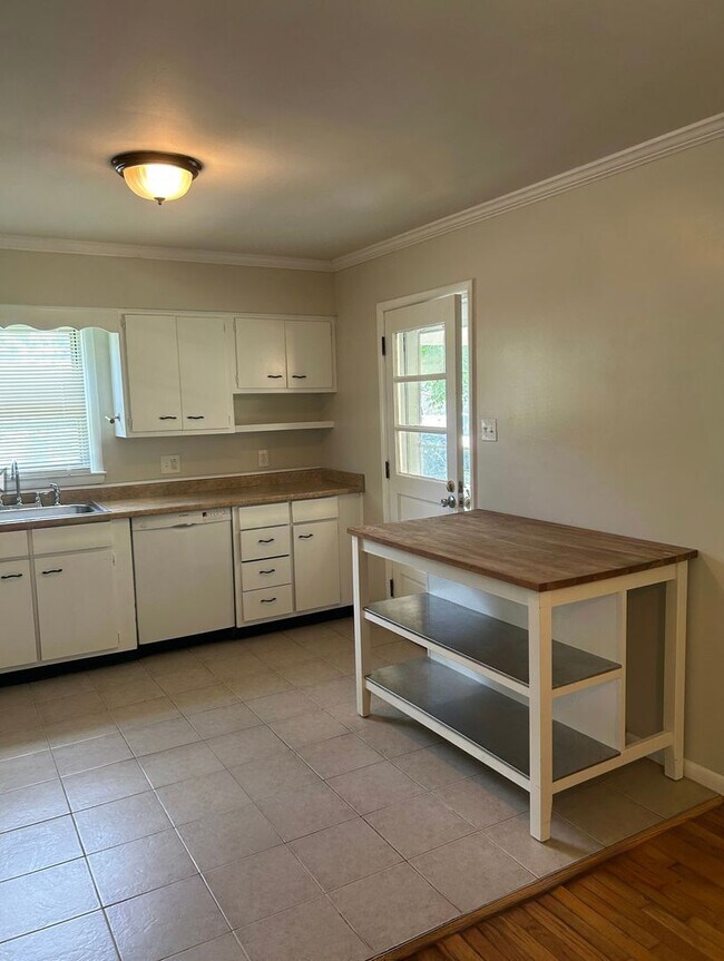 Building Photo - AVAILABLE MID-JUNE!