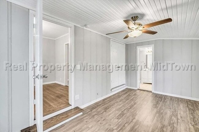 Building Photo - 6400 Greenway Rd