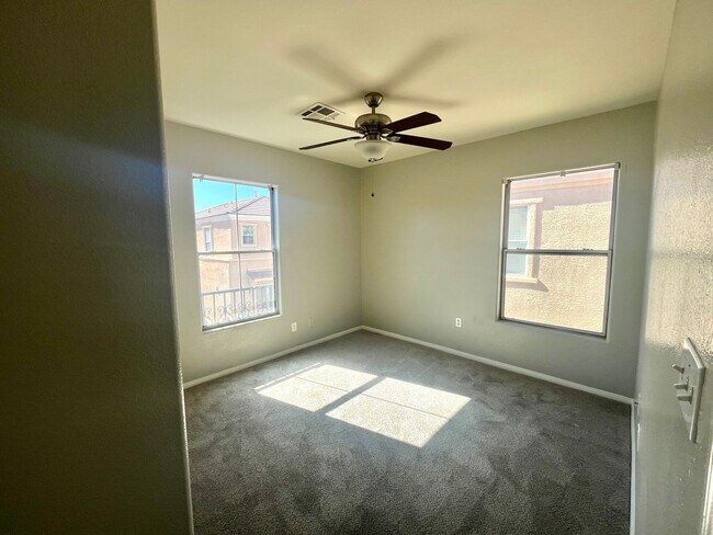 Building Photo - **$800 OFF MOVE IN BY 11/14/25**Spacious T...