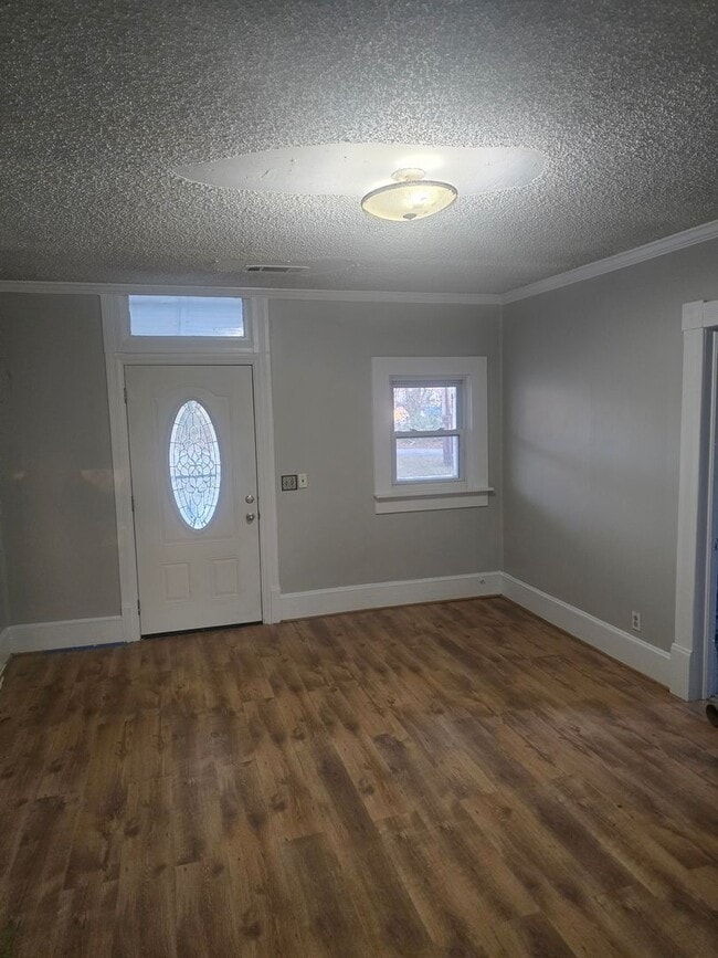 Building Photo - Charming Home