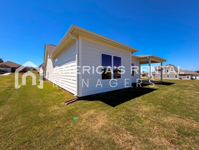 Building Photo - Southern Charm Meets Contemporary Style in Tuscaloosa!