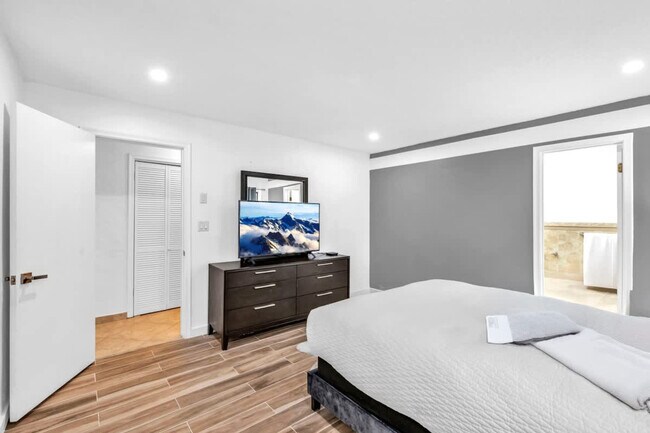 Building Photo - 1006 SE 6th St