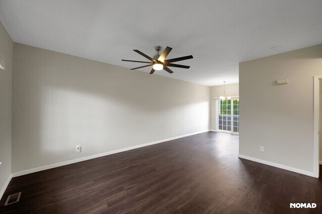 Building Photo - Spacious Townhome in Aurora