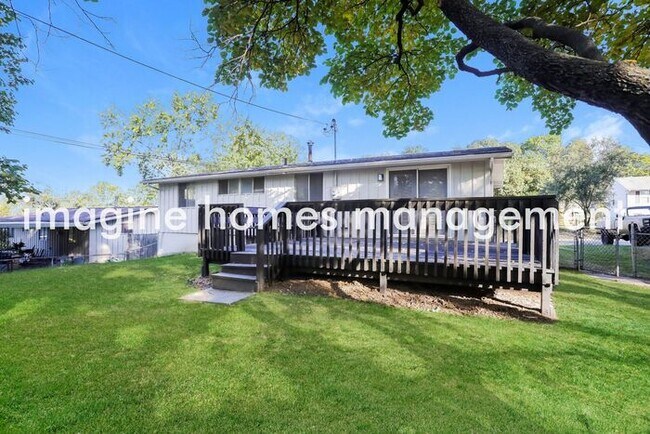 Building Photo - Freshly Renovated 3 Bedroom 1.5 Bath Home ...