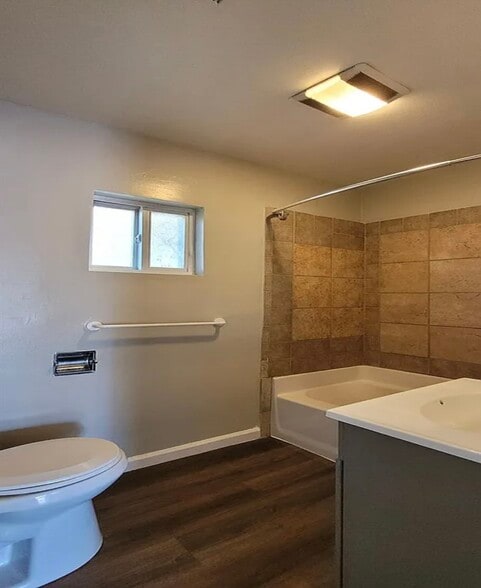 Bath tub shower - 809 Badgley Dr