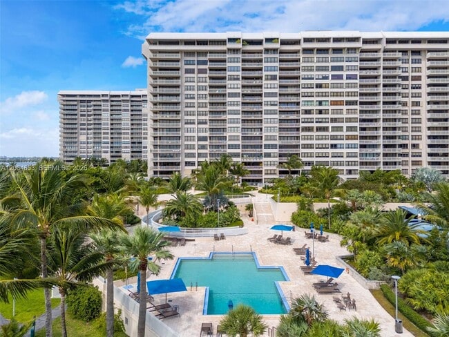 Building Photo - 2 Grove Isle Dr