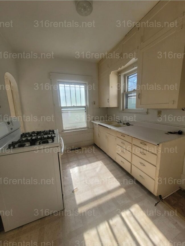 Building Photo - $875 - 2 bed 1 bath - Single Family Home