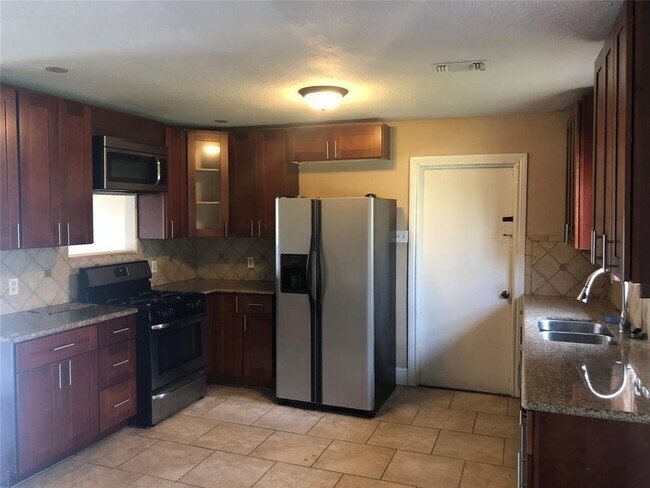 Building Photo - 5631 Groveton St