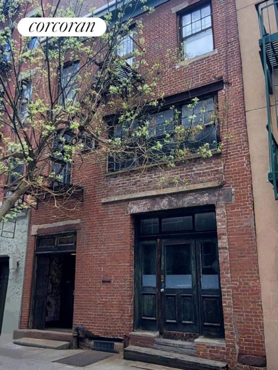 Building Photo - 225 E 21st St