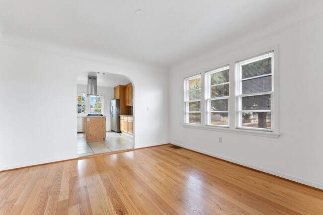 Building Photo - Spacious 6 Bed 2 Bath Home- N Portland Charmer!