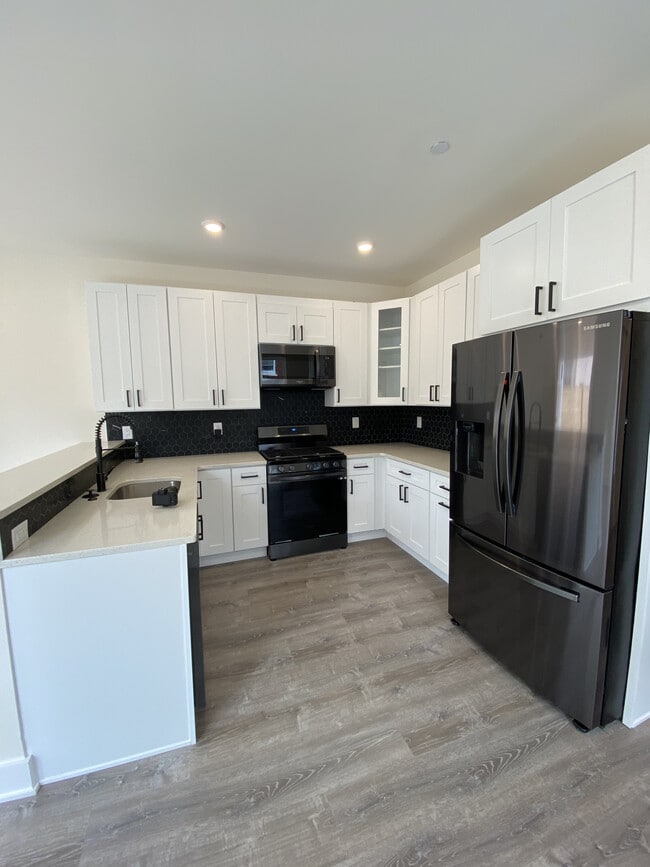 Building Photo - 821 Diamond St