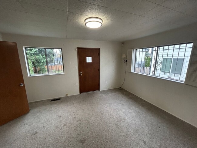 Building Photo - Great 3 bedroom 1.75 bath House in Tacoma with large backyard!