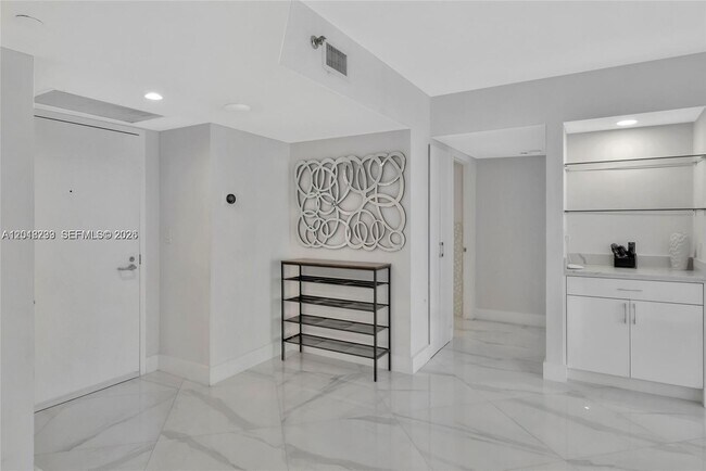 Building Photo - 16425 Collins Ave