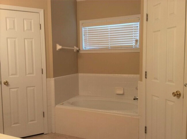 Building Photo - 3BD/2BA Home in Bartlett. Pets Welcome!