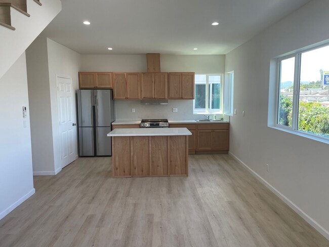 Building Photo - 1 Month Free! Luxury 4 Bedroom Home in Echo Park!