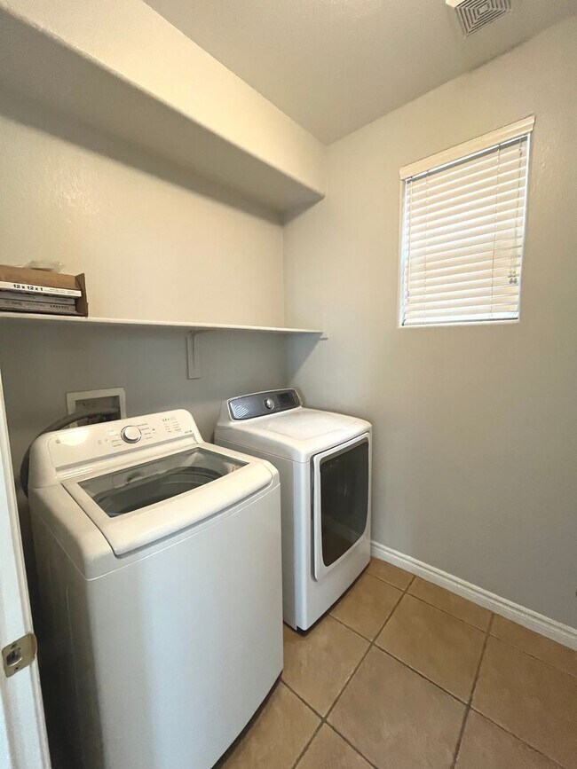 Building Photo - 1847 sq ft, 2 story, 4 Bedroom, 2 1/2 bath, 2 Car Garage home in the Vibrant city of Las Vegas.