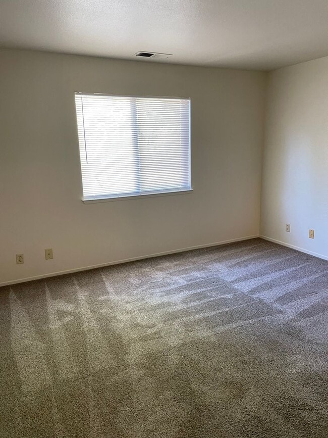 Building Photo - 3 Bedroom 2 Bath available this Summer!