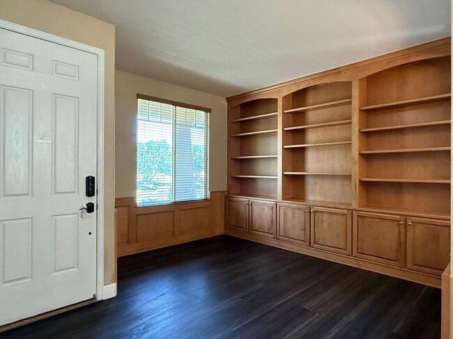 Building Photo - Gorgeous Reunion Home Features 4 Beds/2.5 ...