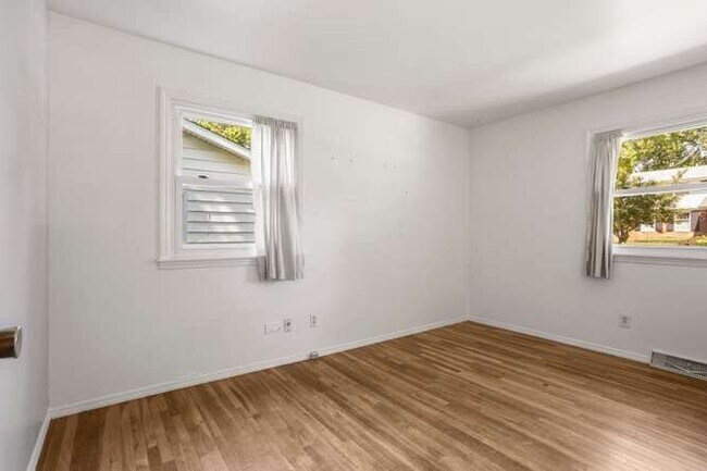 Building Photo - 2305 Glenoak Dr