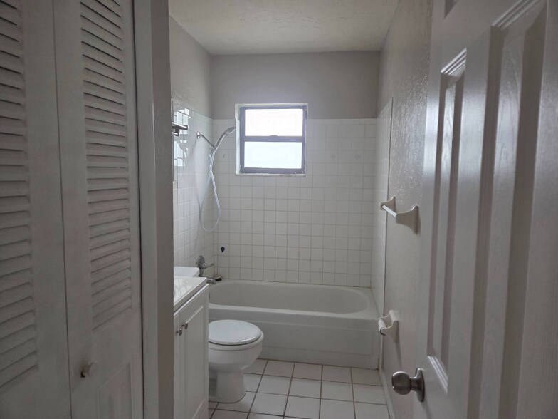 Building Photo - 320 Blanco Ct