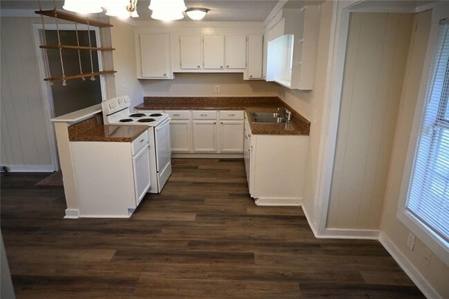 Building Photo - 6363 Melrose St