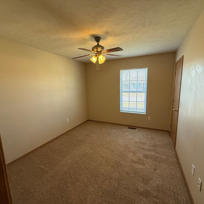 Building Photo - 3 bedroom 2 bath home in Willard School District