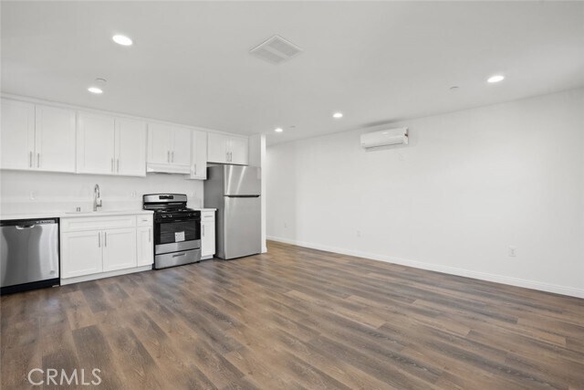 Building Photo - 11560 Archwood St