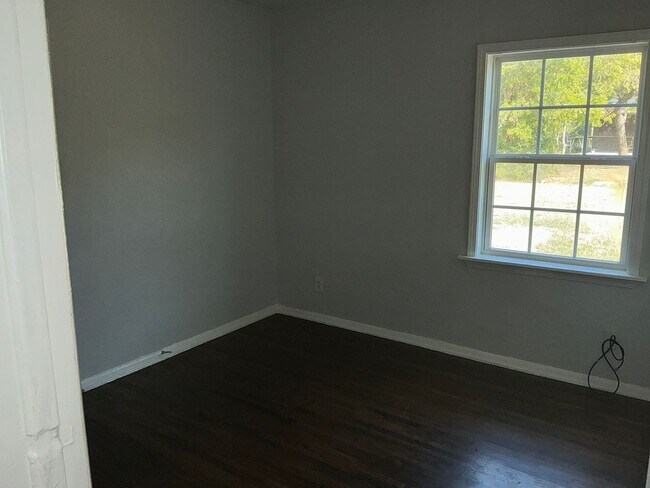 Building Photo - Section 8 Welcome -3 Bed/1 Bath