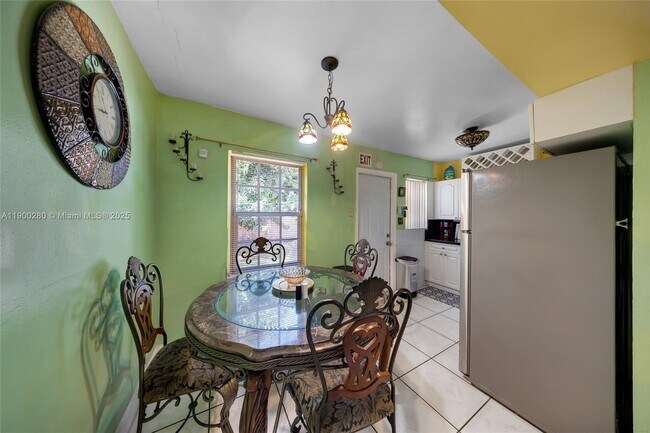 Building Photo - 526 S 28th Ave