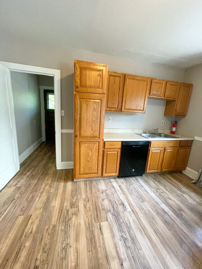 Building Photo - 2053 Robin St