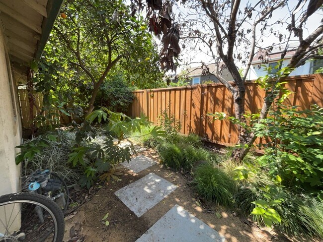 Building Photo - 3 bedroom North Davis townhome available f...