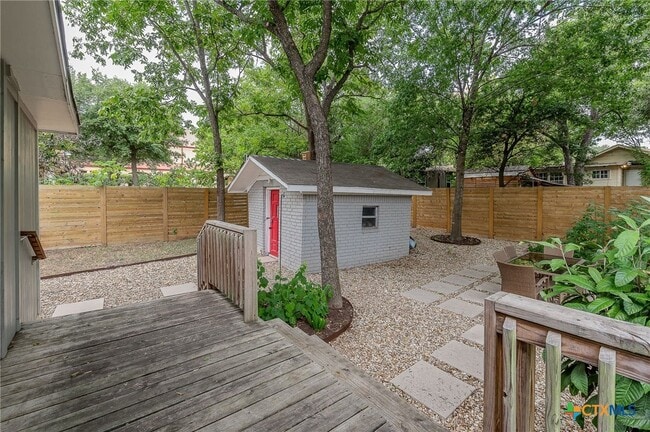 Building Photo - 2404 Oak Crest Ave
