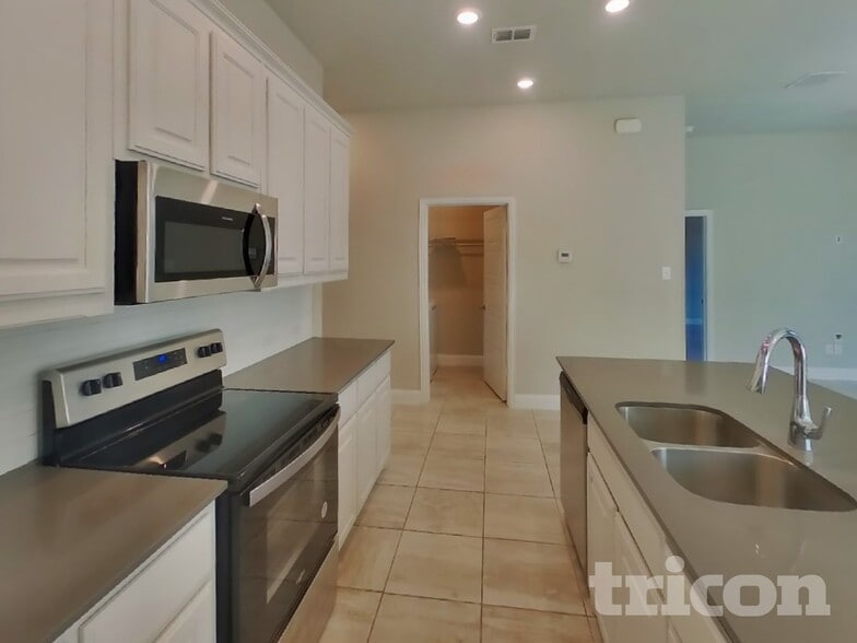 Building Photo - 1340 Beach Dr