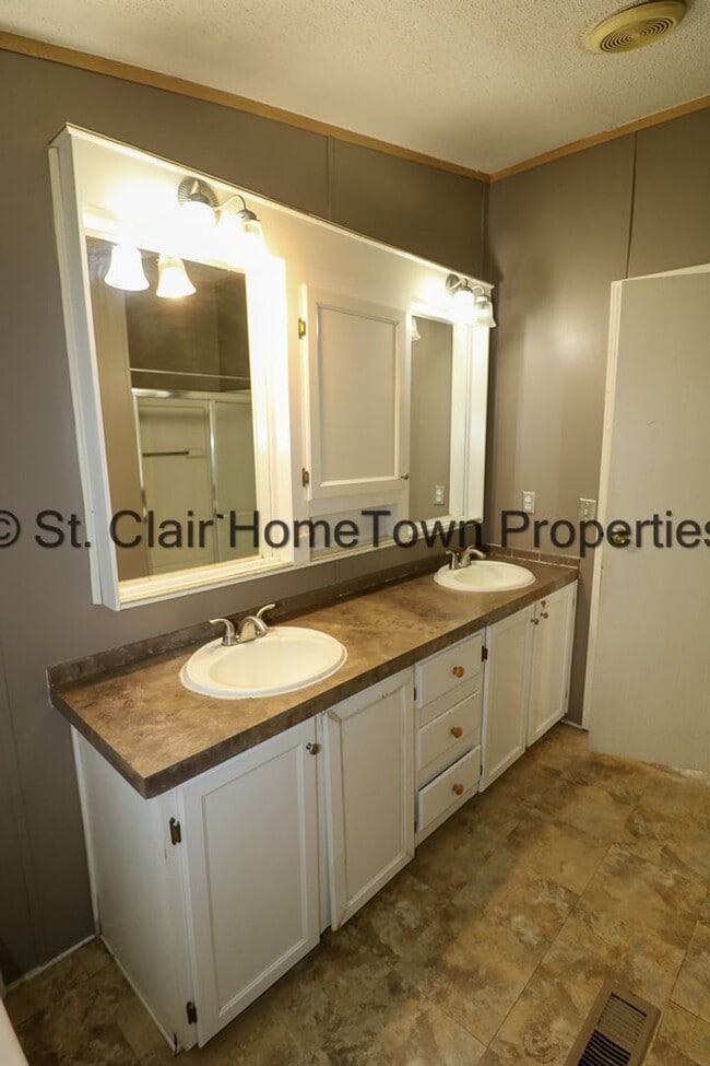 Building Photo - Large Home