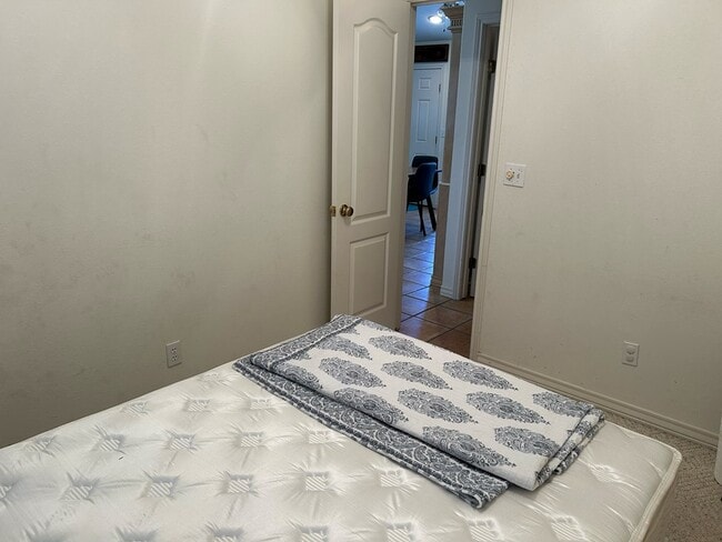 Building Photo - 415 Sun Dial Cir