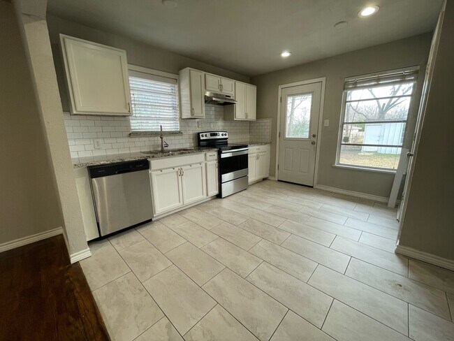 Building Photo - 613 S Andrews Ave