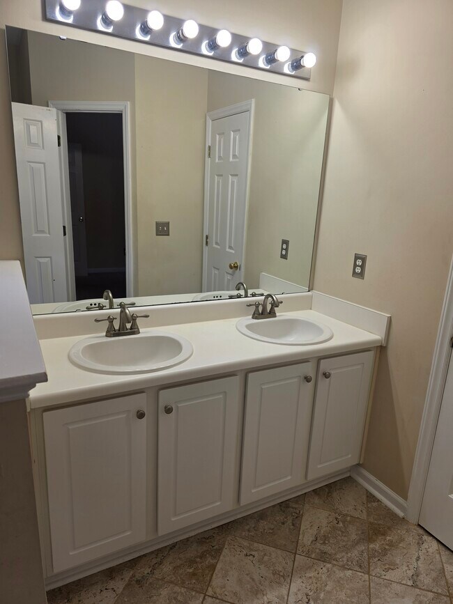 Building Photo - 3004 Knottsberry Way