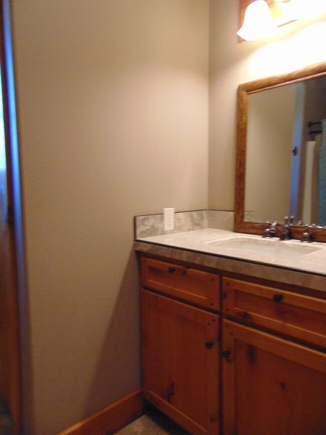 Building Photo - Majestic 3 Bed Mid MO Ranch!
