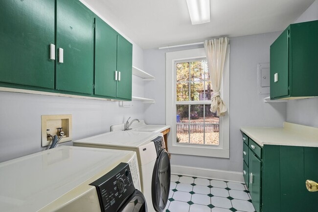 Building Photo - 900 Branch St