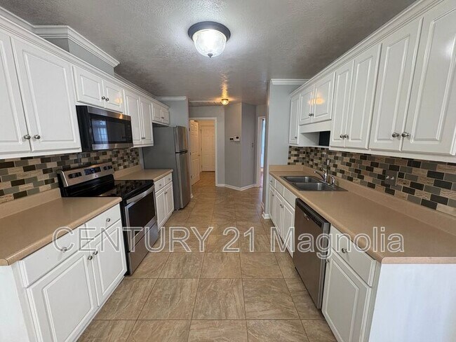 Building Photo - 2026 Lake Forest Dr