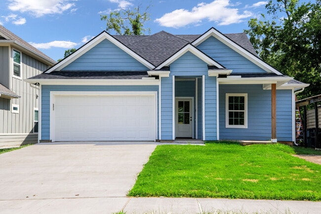 Primary Photo - "Charming 3-Bedroom Denison Home with Gran...